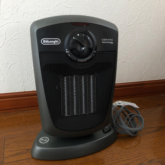 DeLonghi(デロンギ)のデロンギ　ファンヒーター　首振り機能付き スマホ/家電/カメラの冷暖房/空調(ファンヒーター)の商品写真