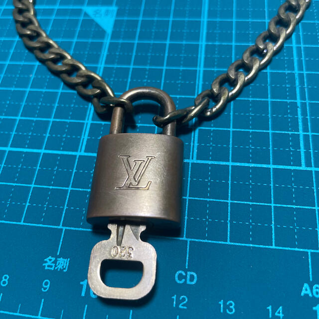 LOUIS VUITTON(ルイヴィトン)のルイヴィトン　南京錠　パドロック　ネックレス　320 メンズのアクセサリー(ネックレス)の商品写真