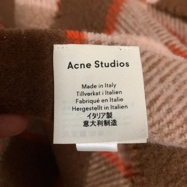 ACNE(アクネ)のアクネ　チェックロゴマフラー　ピンク レディースのファッション小物(マフラー/ショール)の商品写真