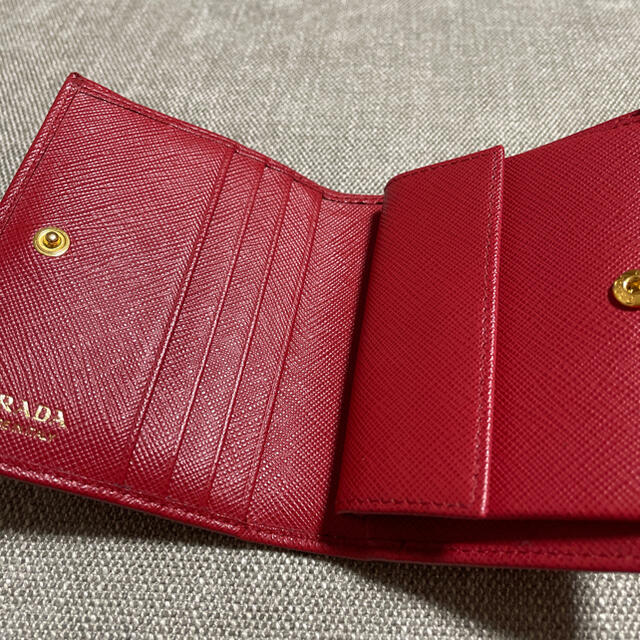 PRADA(プラダ)の値下げしました⭐️プラダ      二つ折り財布　PRADA ウォレット レディースのファッション小物(財布)の商品写真