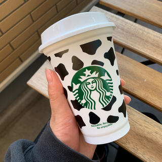 スターバックスコーヒー(Starbucks Coffee)の【black】スターバックス タンブラー リユーザブルカップ　新品未使用 牛柄(容器)