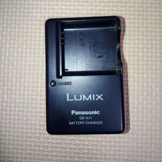 Panasonic(パナソニック)のパナソニック LUMIX 充電器　DE-A11 スマホ/家電/カメラのカメラ(コンパクトデジタルカメラ)の商品写真