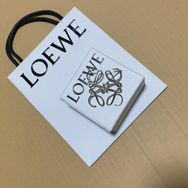 LOEWE アナグラム ブローチ（メタル）