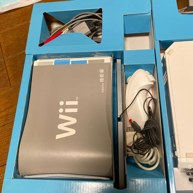 Wii(ウィー)のNintendo Wii 本体 エンタメ/ホビーのゲームソフト/ゲーム機本体(家庭用ゲーム機本体)の商品写真
