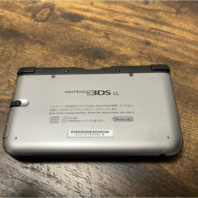 任天堂(ニンテンドウ)のニンテンドー3DS LL シルバー×ブラック エンタメ/ホビーのゲームソフト/ゲーム機本体(携帯用ゲーム機本体)の商品写真