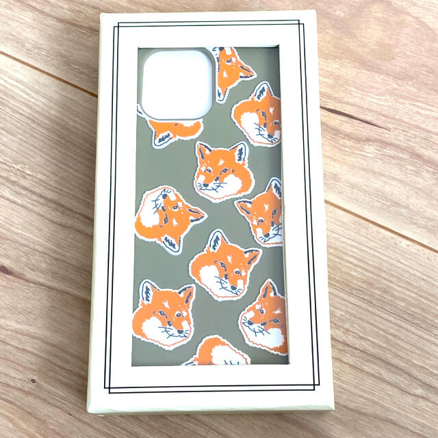 MAISON KITSUNE'(メゾンキツネ)のメゾンキツネ iPhoneケース iPhone11 ケース カーキ スマホ/家電/カメラのスマホアクセサリー(iPhoneケース)の商品写真