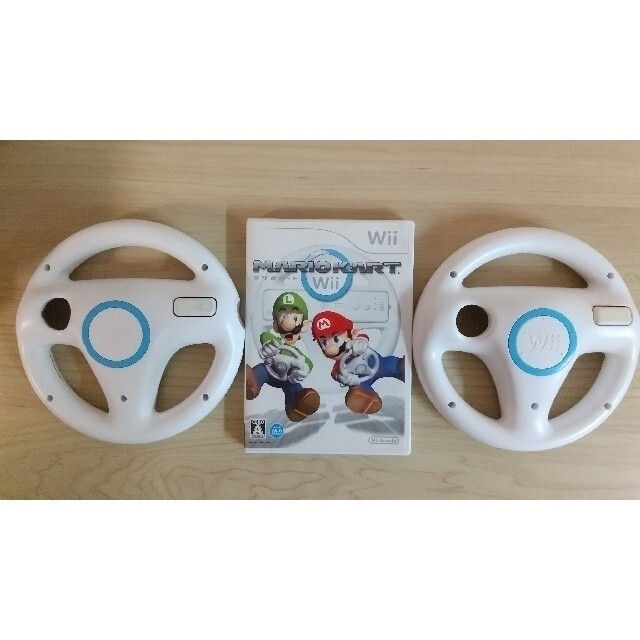 Wii(ウィー)のwii マリオカート ハンドル二個セット  本日限定値下げ エンタメ/ホビーのゲームソフト/ゲーム機本体(家庭用ゲームソフト)の商品写真