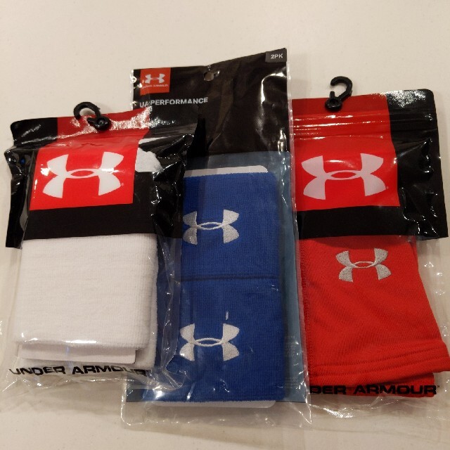 UNDER ARMOUR(アンダーアーマー)のアンダーアーマー　リストバンド　セット　新品未使用 メンズのアクセサリー(バングル/リストバンド)の商品写真