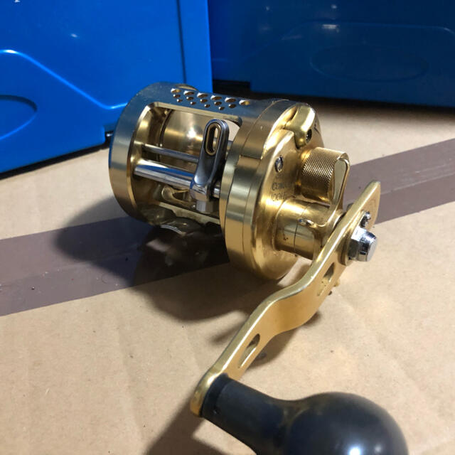 SHIMANO(シマノ)の売り切り特価カルカッタコンクエスト　1001f 左巻 スポーツ/アウトドアのフィッシング(リール)の商品写真