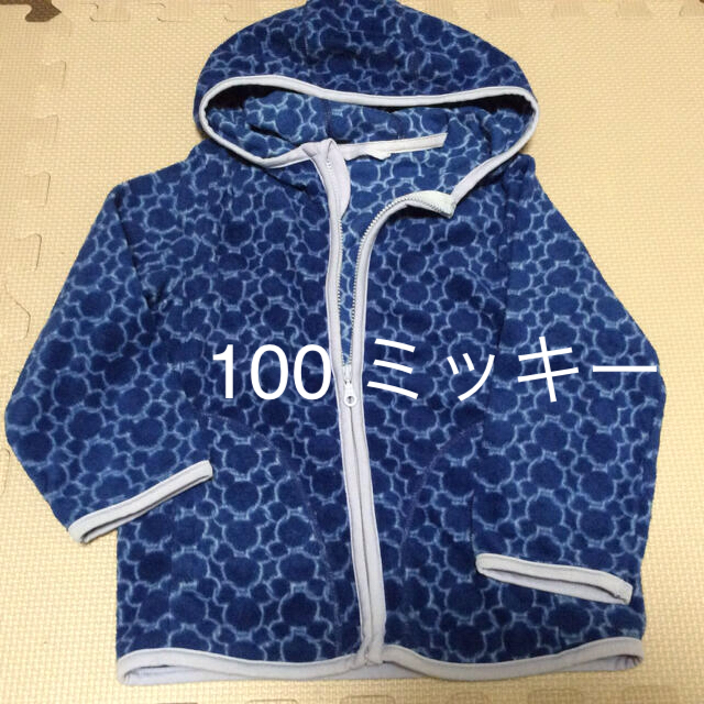 UNIQLO(ユニクロ)のフリースパーカー 100 キッズ/ベビー/マタニティのキッズ服男の子用(90cm~)(ジャケット/上着)の商品写真