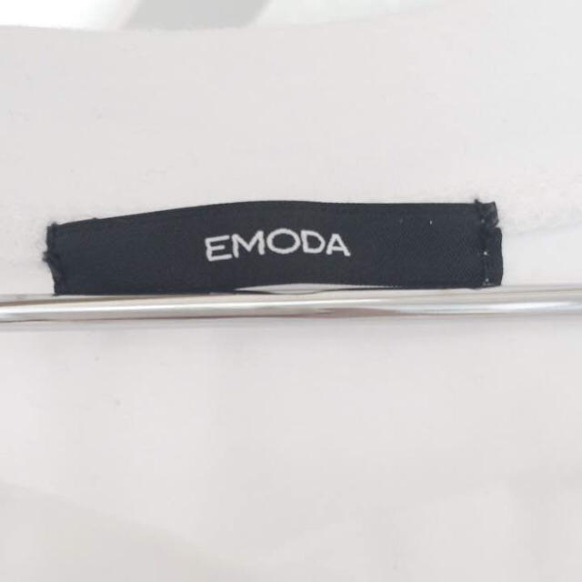 EMODA(エモダ)のEMODA 肩開きホワイトTシャツ レディースのトップス(Tシャツ(半袖/袖なし))の商品写真