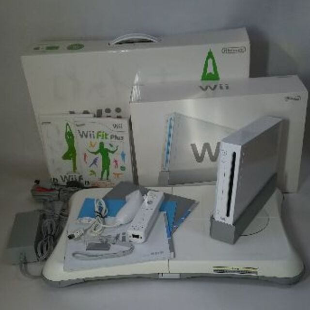 Wii本体（ブラック）＋Wiiバランスボード＋WiiFit・WiiFitPLUS