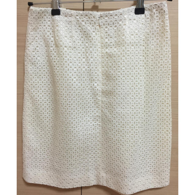 TOMORROWLAND(トゥモローランド)の白レースコクーンスカート レディースのスカート(ひざ丈スカート)の商品写真