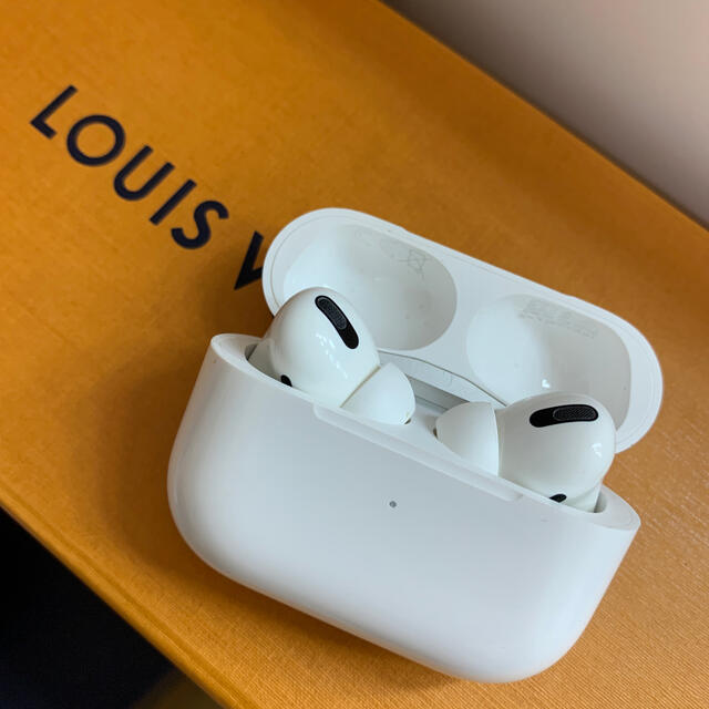 Apple(アップル)のAirPods pro スマホ/家電/カメラのオーディオ機器(ヘッドフォン/イヤフォン)の商品写真