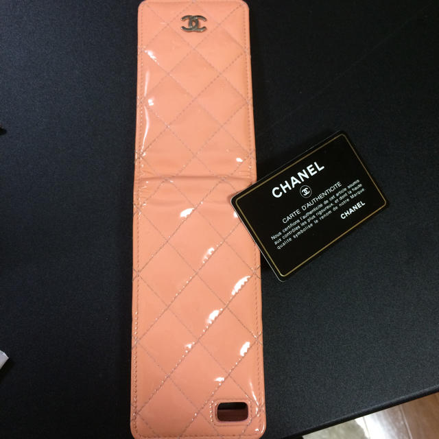 CHANEL(シャネル)のCHANEL 4sケース スマホ/家電/カメラのスマホアクセサリー(モバイルケース/カバー)の商品写真