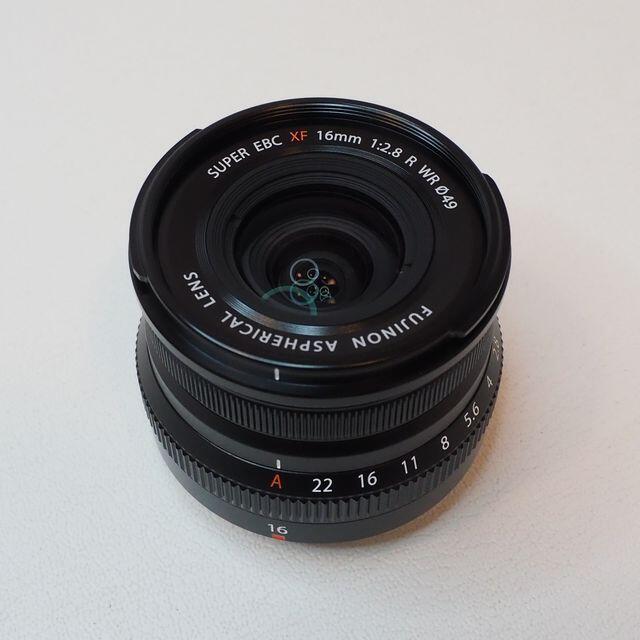 富士フイルム(フジフイルム)のFUJIFILM XF16mmF2.8 R WR スマホ/家電/カメラのカメラ(レンズ(単焦点))の商品写真