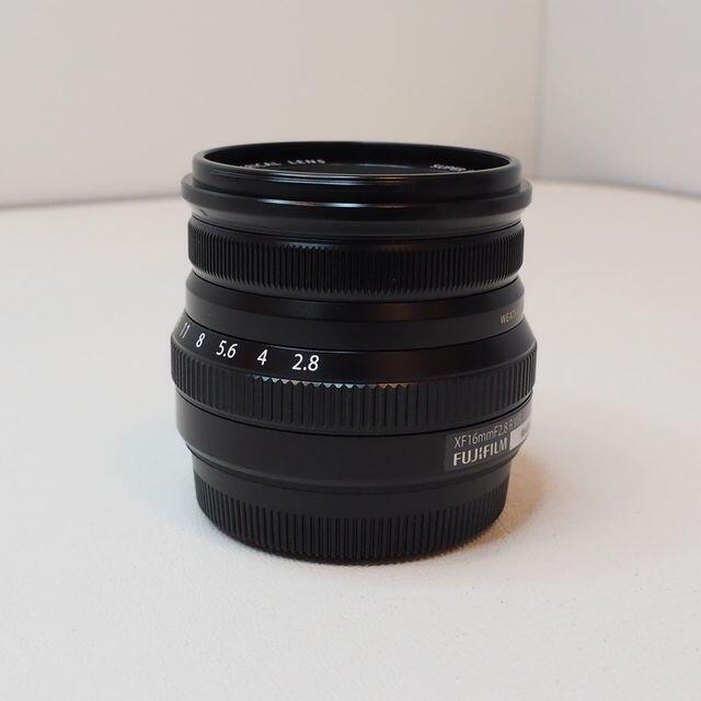 富士フイルム(フジフイルム)のFUJIFILM XF16mmF2.8 R WR スマホ/家電/カメラのカメラ(レンズ(単焦点))の商品写真