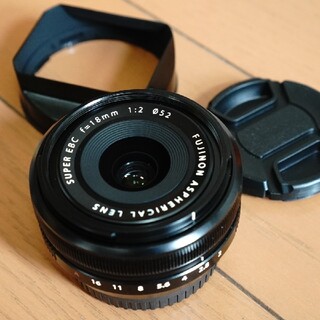 フジフイルム(富士フイルム)の極美品FUJIFILM_18mm F2.0フード付き、パンケーキレンズ(レンズ(単焦点))