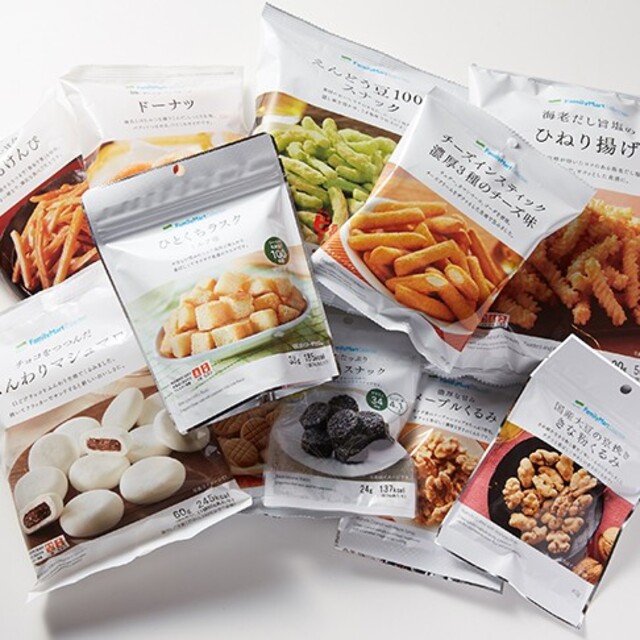 【ばっなーな様専用】ファミリーマート(108円) お菓子引換券 4枚 郵送 チケットの優待券/割引券(フード/ドリンク券)の商品写真
