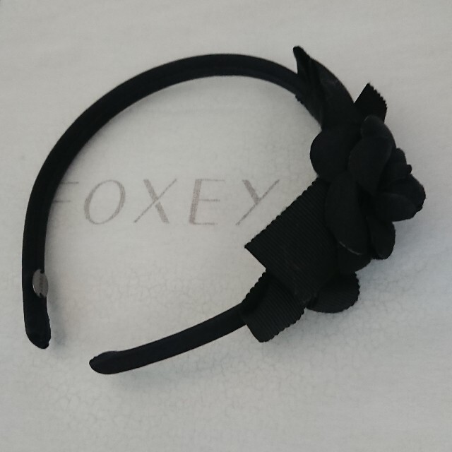 FOXEY(フォクシー)の【美品】♥️FOXEY フォクシー カチューシャ フラワー ブラック レディースのヘアアクセサリー(カチューシャ)の商品写真