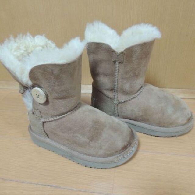 UGG(アグ)のUGG(15.5cm)　キッズムートンブーツ キッズ/ベビー/マタニティのキッズ靴/シューズ(15cm~)(ブーツ)の商品写真