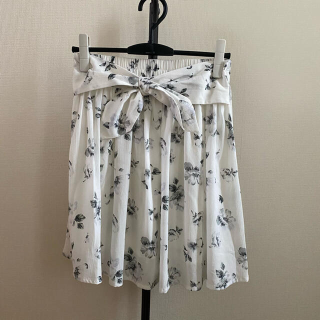 ホワイト花柄スカート レディースのスカート(ミニスカート)の商品写真