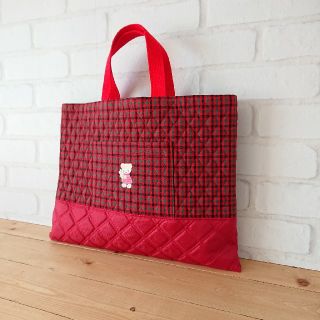 ファミリア(familiar)の【ハンドメイド】フラワーワッペン付レッスンバッグ 赤チェック 通園バッグ お稽古(バッグ/レッスンバッグ)