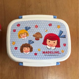 ファミリア(familiar)のマドレーヌちゃん　お弁当箱　ハンカチ2枚(弁当用品)