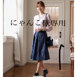 トゥービーシック(TO BE CHIC)のラメ美☆ジャガード素材☆フラワースカート(ひざ丈スカート)