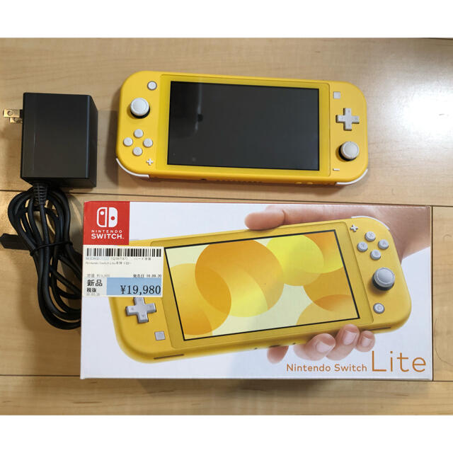 Nintendo Switch(ニンテンドースイッチ)の任天堂Switch lite スイッチライト　イエロー　美品　2020年2月購入 エンタメ/ホビーのゲームソフト/ゲーム機本体(家庭用ゲーム機本体)の商品写真