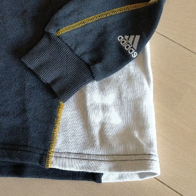 adidas(アディダス)のadidas アディダス フード付トレーナー 130センチ キッズ/ベビー/マタニティのキッズ服男の子用(90cm~)(Tシャツ/カットソー)の商品写真