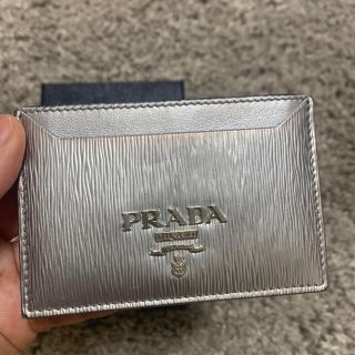 プラダ(PRADA)のプラダ　シルバー　カードケース　名刺入れ　定期入れ(名刺入れ/定期入れ)