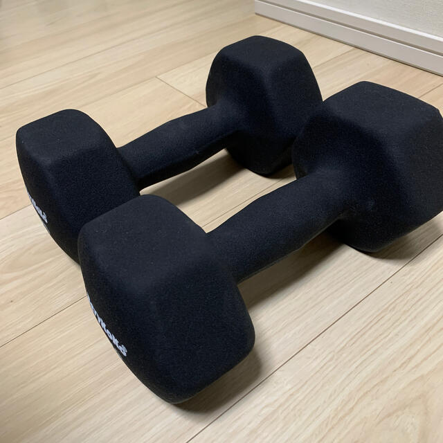 ダンベル10kg×2個セット　合成ゴム素材で床傷つきにくい スポーツ/アウトドアのトレーニング/エクササイズ(トレーニング用品)の商品写真