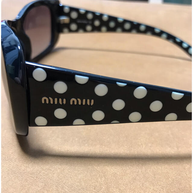 miumiu(ミュウミュウ)のmiu miu サングラス　水玉　ブラック レディースのファッション小物(サングラス/メガネ)の商品写真