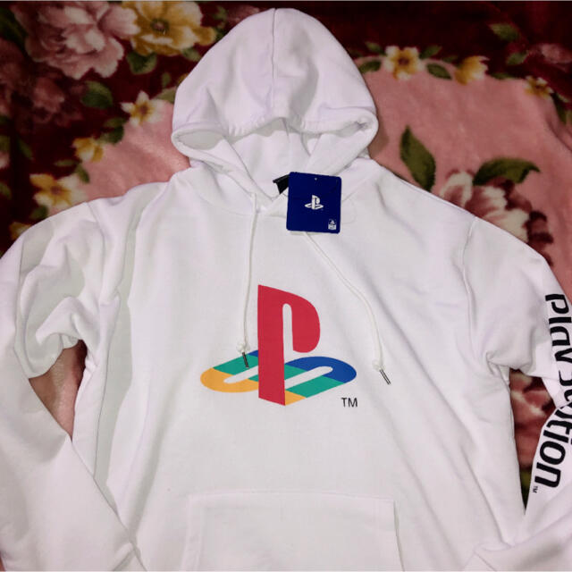 PlayStation(プレイステーション)のもうGUには無い‼️超ホワイトPlayStationデカロゴ&袖ロゴパーカーXL メンズのトップス(パーカー)の商品写真