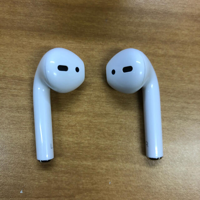 Apple(アップル)のAirPods2 第2世代 付属品完備 スマホ/家電/カメラのオーディオ機器(ヘッドフォン/イヤフォン)の商品写真