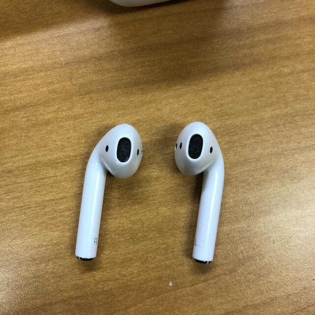 Apple(アップル)のAirPods2 第2世代 付属品完備 スマホ/家電/カメラのオーディオ機器(ヘッドフォン/イヤフォン)の商品写真