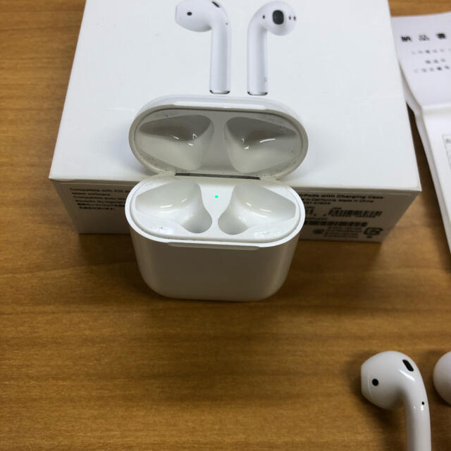 Apple(アップル)のAirPods2 第2世代 付属品完備 スマホ/家電/カメラのオーディオ機器(ヘッドフォン/イヤフォン)の商品写真