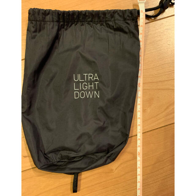 UNIQLO(ユニクロ)のネイビー　ライトダウン収納袋 レディースのジャケット/アウター(ダウンジャケット)の商品写真