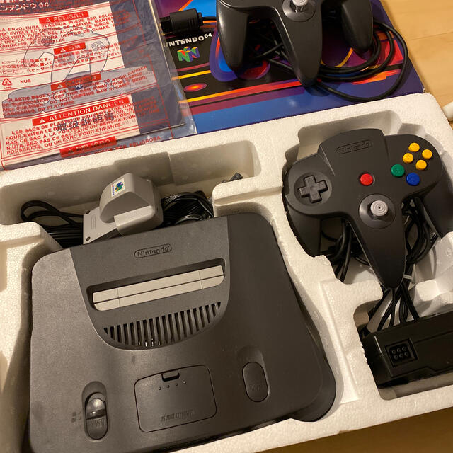 NINTENDO 64(ニンテンドウ64)のNintendo 任天堂　64 本体　コントローラー2個　ソフト3個　セット エンタメ/ホビーのゲームソフト/ゲーム機本体(家庭用ゲーム機本体)の商品写真