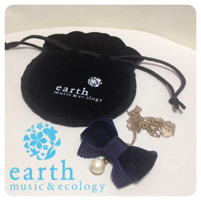 earth music & ecology(アースミュージックアンドエコロジー)のearth＊リボンとパールのネックレス レディースのアクセサリー(ネックレス)の商品写真