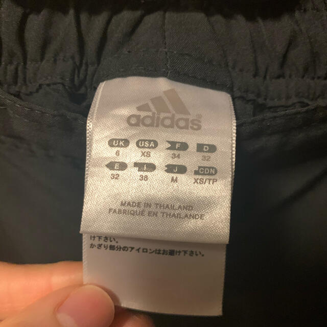 adidas(アディダス)の【adidas】クロップド丈スポーツパンツ　ブラック レディースのパンツ(クロップドパンツ)の商品写真