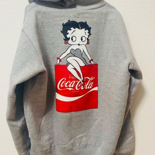 コカコーラ(コカ・コーラ)のコカコーラ×べティちゃん　パーカー　M(パーカー)