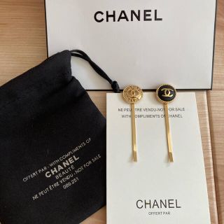 CHANEL ヘアピン ゴールドに黒の彫りロゴ シャネル