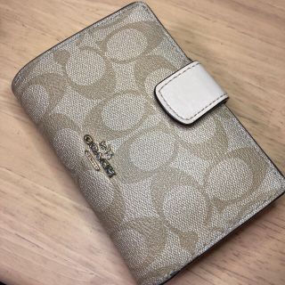 コーチ(COACH)のCOACH 二つ折り財布 ライトカーキxオフホワイト(財布)