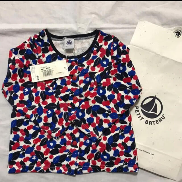 PETIT BATEAU(プチバトー)の新品・タグ付き　petit bateau スウェットプリントカーディガン キッズ/ベビー/マタニティのベビー服(~85cm)(カーディガン/ボレロ)の商品写真