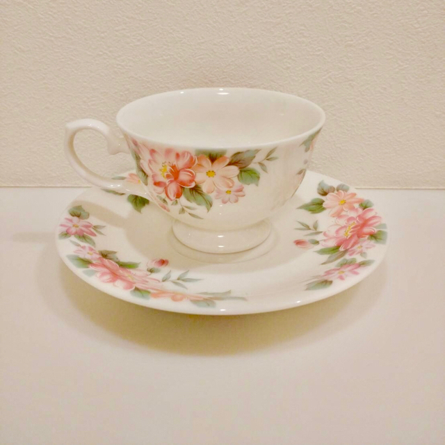 Noritake(ノリタケ)の美品【ノリタケ】Vinus China ティーカップ&ソーサー　ペアセット インテリア/住まい/日用品のキッチン/食器(グラス/カップ)の商品写真