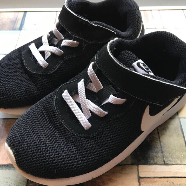 NIKE(ナイキ)のNIKE  キッズ　スニーカー　18.5㎝　黒　運動靴 キッズ/ベビー/マタニティのキッズ靴/シューズ(15cm~)(スニーカー)の商品写真