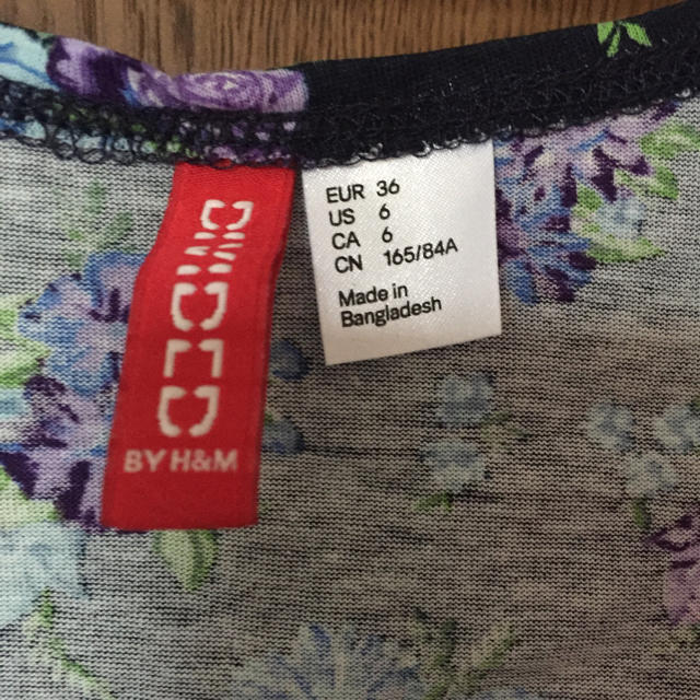 H&M(エイチアンドエム)の花柄タンクトップ レディースのトップス(タンクトップ)の商品写真