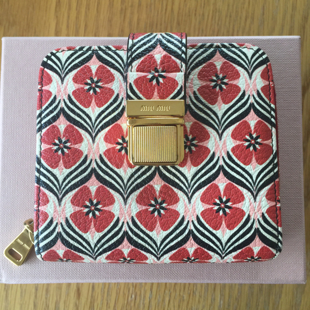 MIU MIU - 美品！MiuMiu二つ折り財布❤️